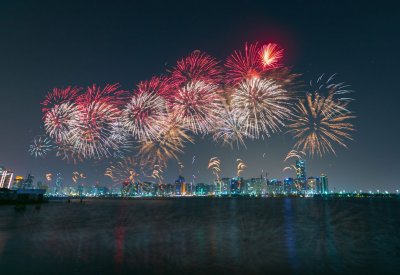 أبوظبي تستقبل العام الجديد باستعراضات ألعاب نارية مذهلة وحفلات موسيقية