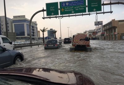 بالصور : مياه الأمطار تغمر أجزاء واسعة من "شارع" الاستقلال" و أزدحام مروري شديد