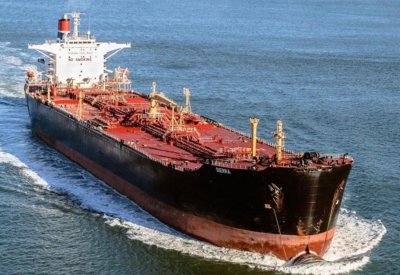 إيران تستبق العقوبات على نفطها بتهريبه بـ"سفن الأشباح"