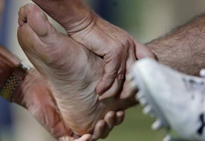 "تورم القدمين".. مؤشر لحالة صحية خطيرة