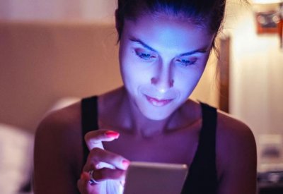 الشيخوخة الرقميّة تهدّد شباب بشرتنا.. فما العمل؟