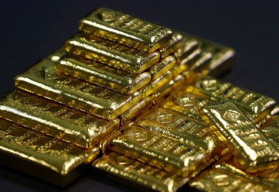  الذهب يهبط مع تراجع الإقبال بفعل ارتفاع الدولار