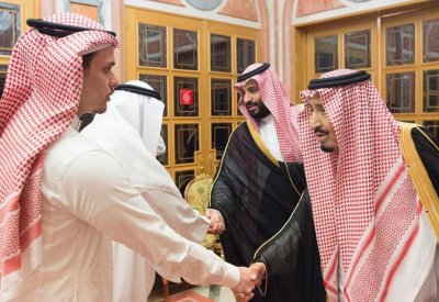 الملك سلمان وولي العهد يستقبلان عائلة خاشقجي