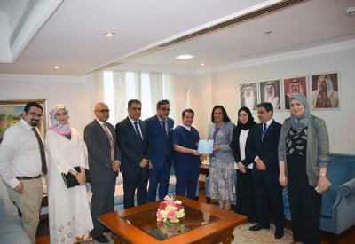 وزيرة الصحة تتسلم نسخة من التقرير السنوي لقسم الجراحة بمجمع السلمانية الطبي