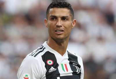 رونالدو "ينقذ" أحد المعجبين ويكمل "جميله"