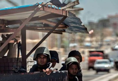 الشرطة المصرية تداهم "مغارة" إرهابيين وتقتل عددا منهم