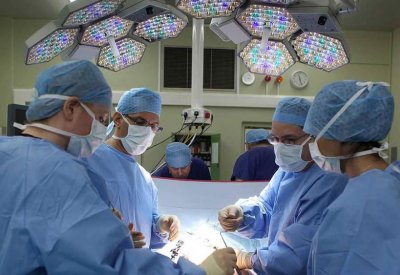 لأول مرة في بريطانيا.. جراحة معقدة لجنين داخل بطن أمه