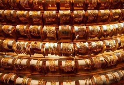 الذهب ينخفض مع تراجع الإقبال بفعل صعود الدولار