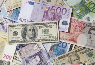 العملات مستقرة مع هبوط الأسهم واليوان ينزل لأدنى مستوى