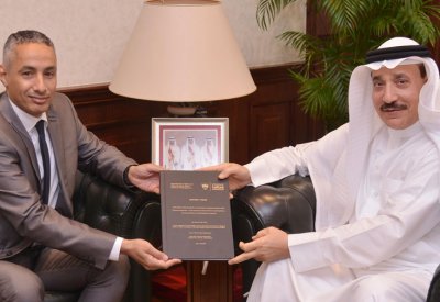 حميدان يتسلم نسخة من رسالة "تنفيذ منهجيات إدارة المشاريع"