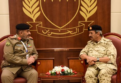 القائد العام يستقبل آمر القوات البرية بالجيش الكويتي