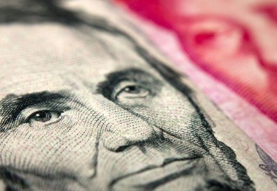 الدولار الأميركي يقفز لأعلى مستوى بشهرين.. لهذا السبب