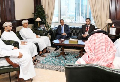 خلف يبحث مع وفد بلدية مسقط الخدمات البلدية الالكترونية