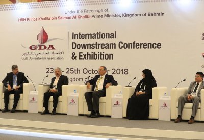 رئيس جامعة البحرين يشارك في الطاولة المستديرة بمؤتمر التكرير