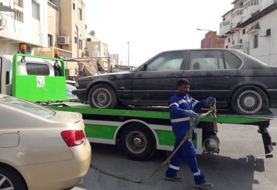 بلدية "الجنوبية" تواصل حملتها لإزالة السيارات المهجورة والسكراب