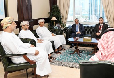 وزير الاشغال يبحث مع وفد بلدية مسقط الخدمات البلدية الالكترونية