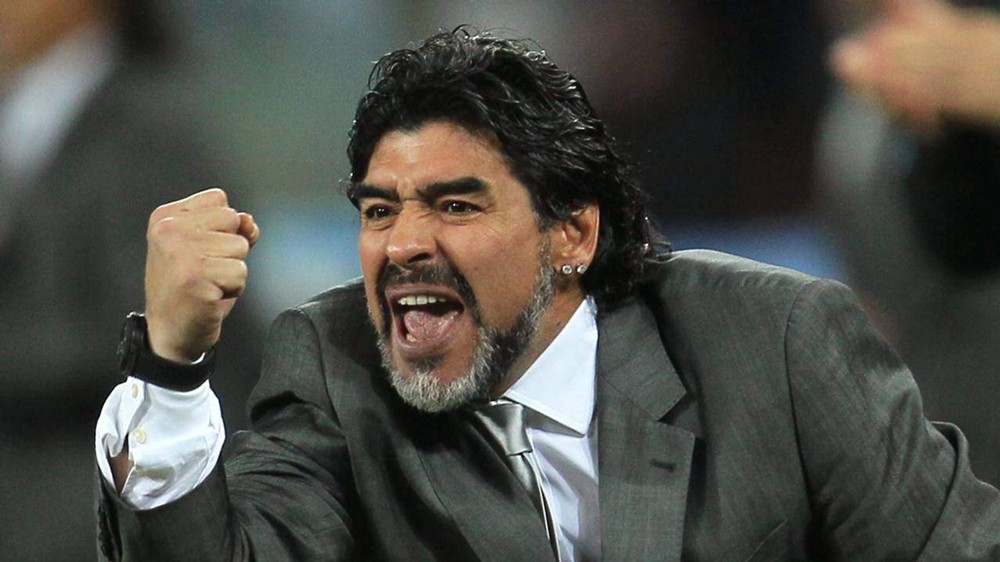 مارادونا ينصح ميسي يترك المنتخب الأرجنتيني