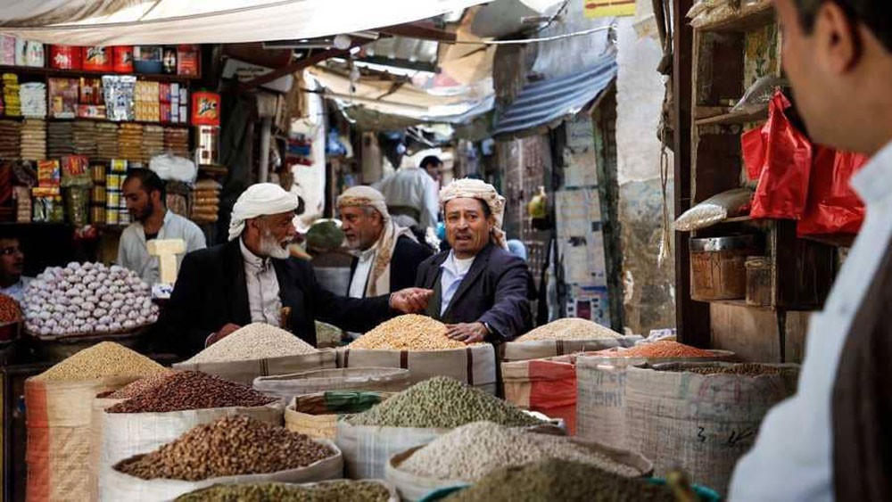 فساد الحوثي يعصف بالريال اليمني.. وتجار صنعاء يحتجون