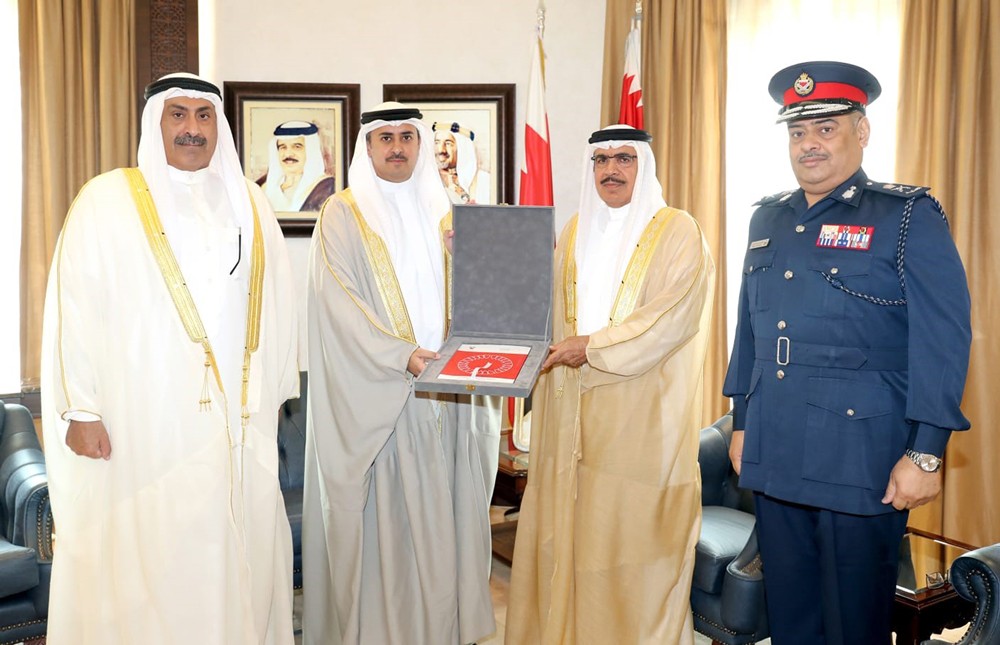 معالي وزير الداخلية يتسلم نسخة من التقرير السنوي للأمانة العامة للتظلمات 