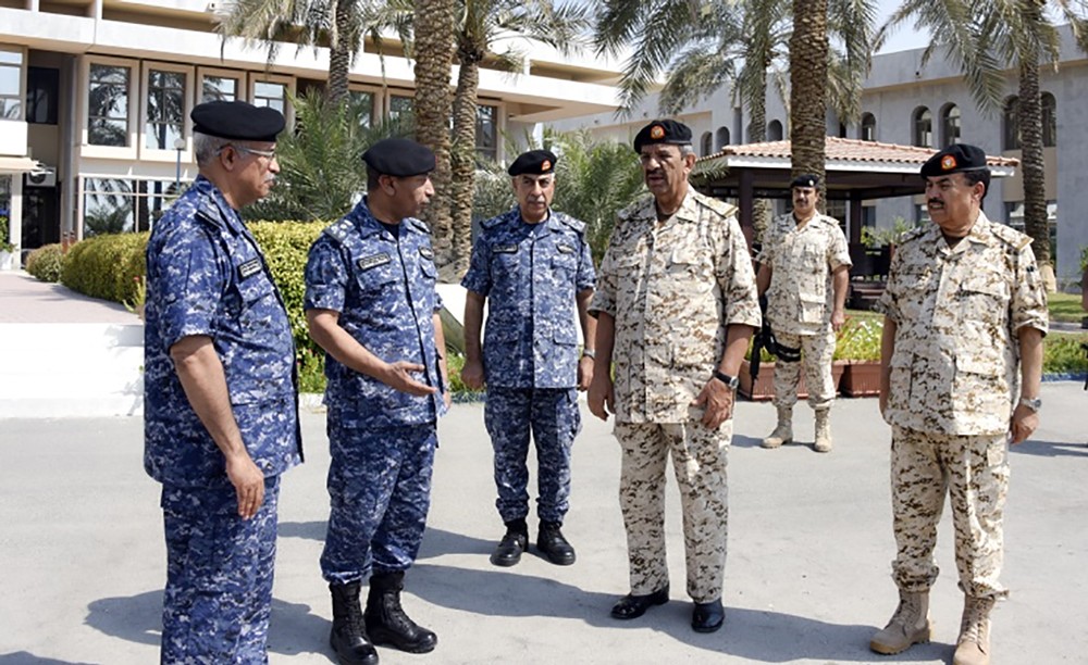 القائد العام يتفقد عددا من أسلحة ووحدات قوة دفاع‎ البحرين