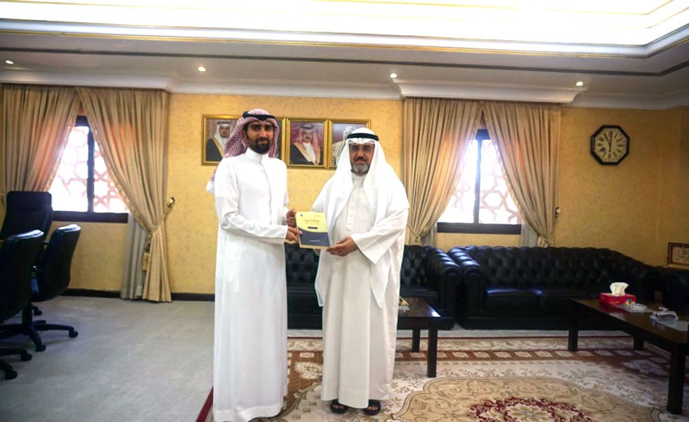 وكيل الشؤون الإسلامية يتسلم نسخة من رساله للماجستير
