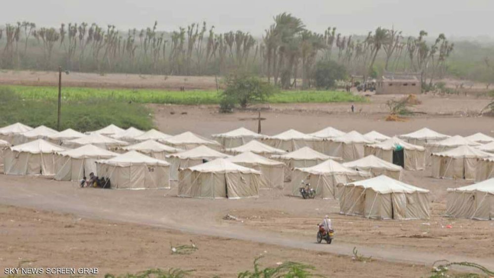  الحوثيون يقصفون مخيما للنازحين في الخوخة
