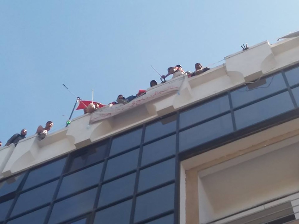 حادثة مؤلمة تهز المغرب.. كفيف يسقط من سطح وزارة
