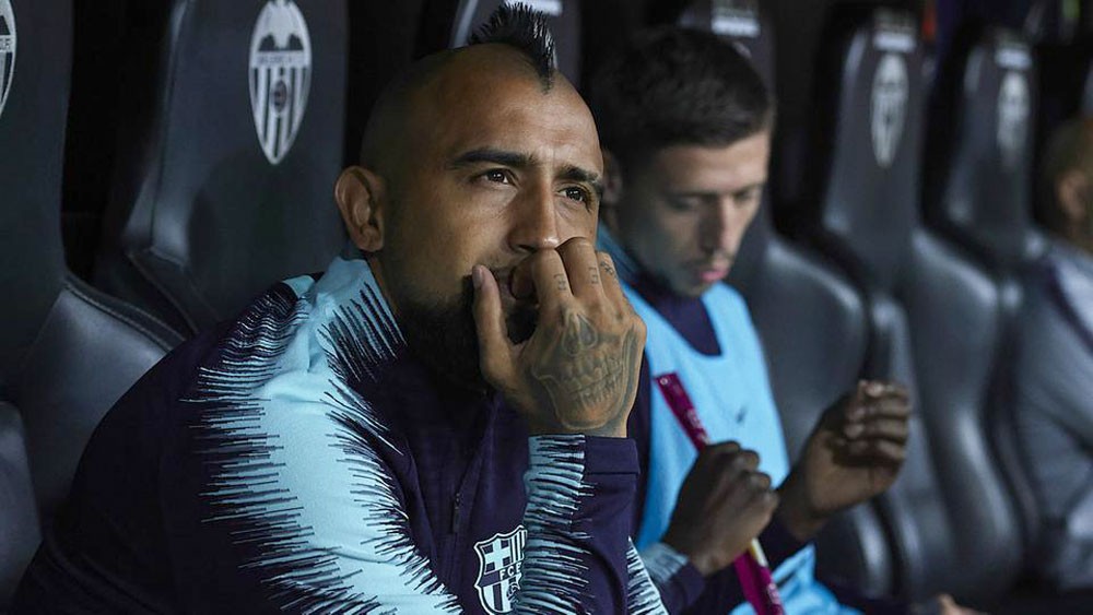 فيدال "ليس سعيداً" في برشلونة وينتقد فالفيردي