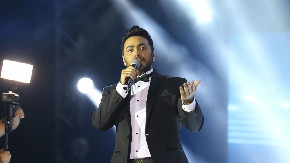 تامر حسني ممنوع من الكلام والغناء لمدة شهر