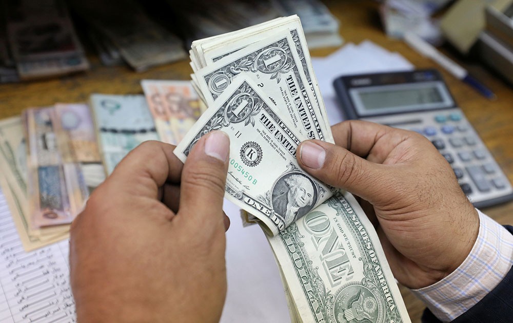  الدولار يهبط بعد تسجيل مبيعات تجزئة دون التوقعات في أمريكا