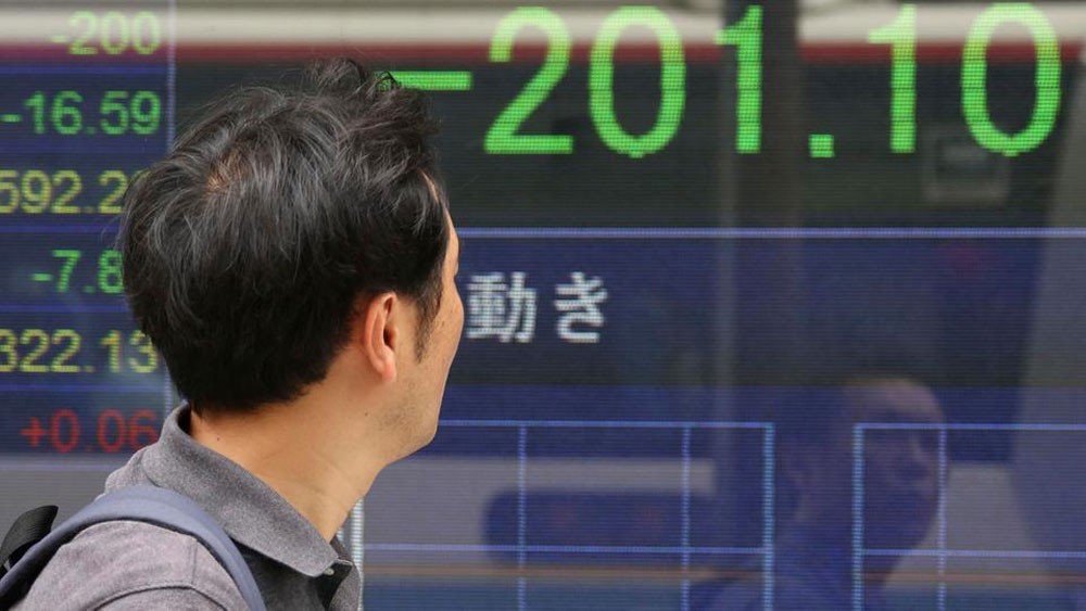 نيكاي يرتفع بدعم من أسهم قيادية وشركات التجزئة تتراجع