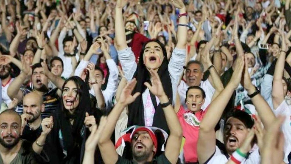 نيابة طهران تهدد مشجعات الكرة.. رغم مطالبات "الفيفا"