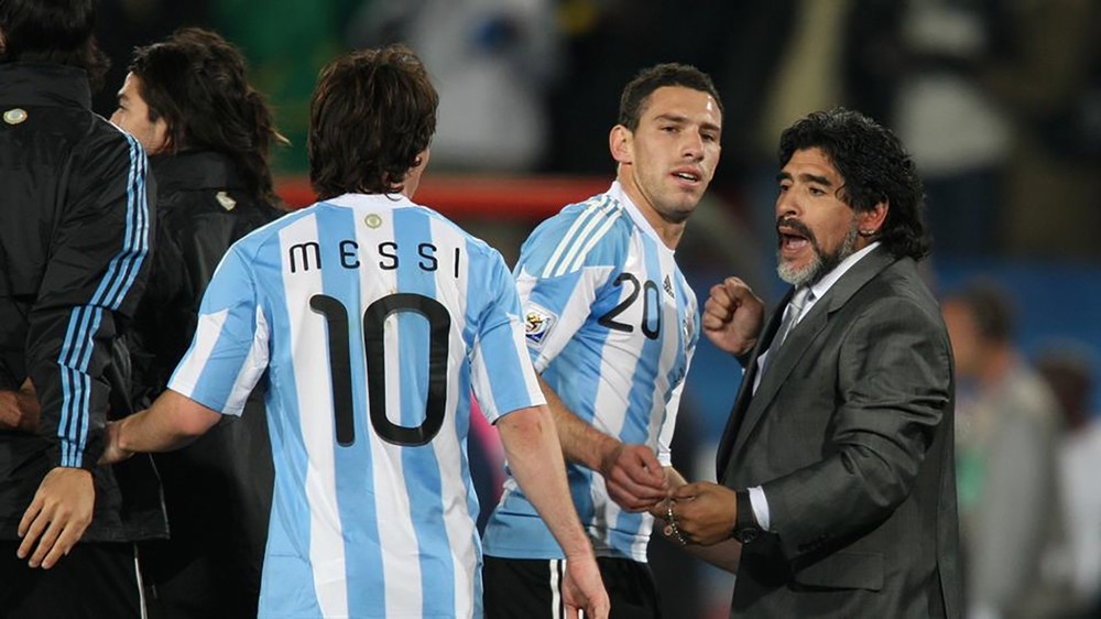 برشلونة يدافع عن ميسي ضد هجوم مارادونا