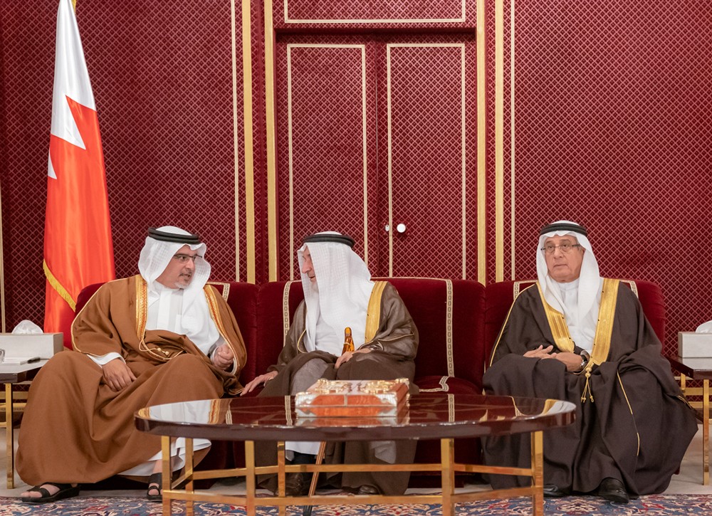 سمو ولي العهد يرحب برواد مجلسه الأسبوعي