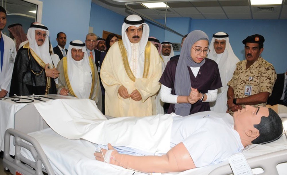 وزير التربية يفتتح مركز المحاكاة والمهارات الطبية بجامعة الخليج العربي