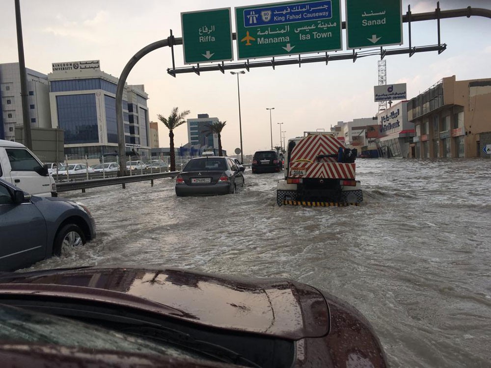 بالصور : مياه الأمطار تغمر أجزاء واسعة من "شارع" الاستقلال" و أزدحام مروري شديد