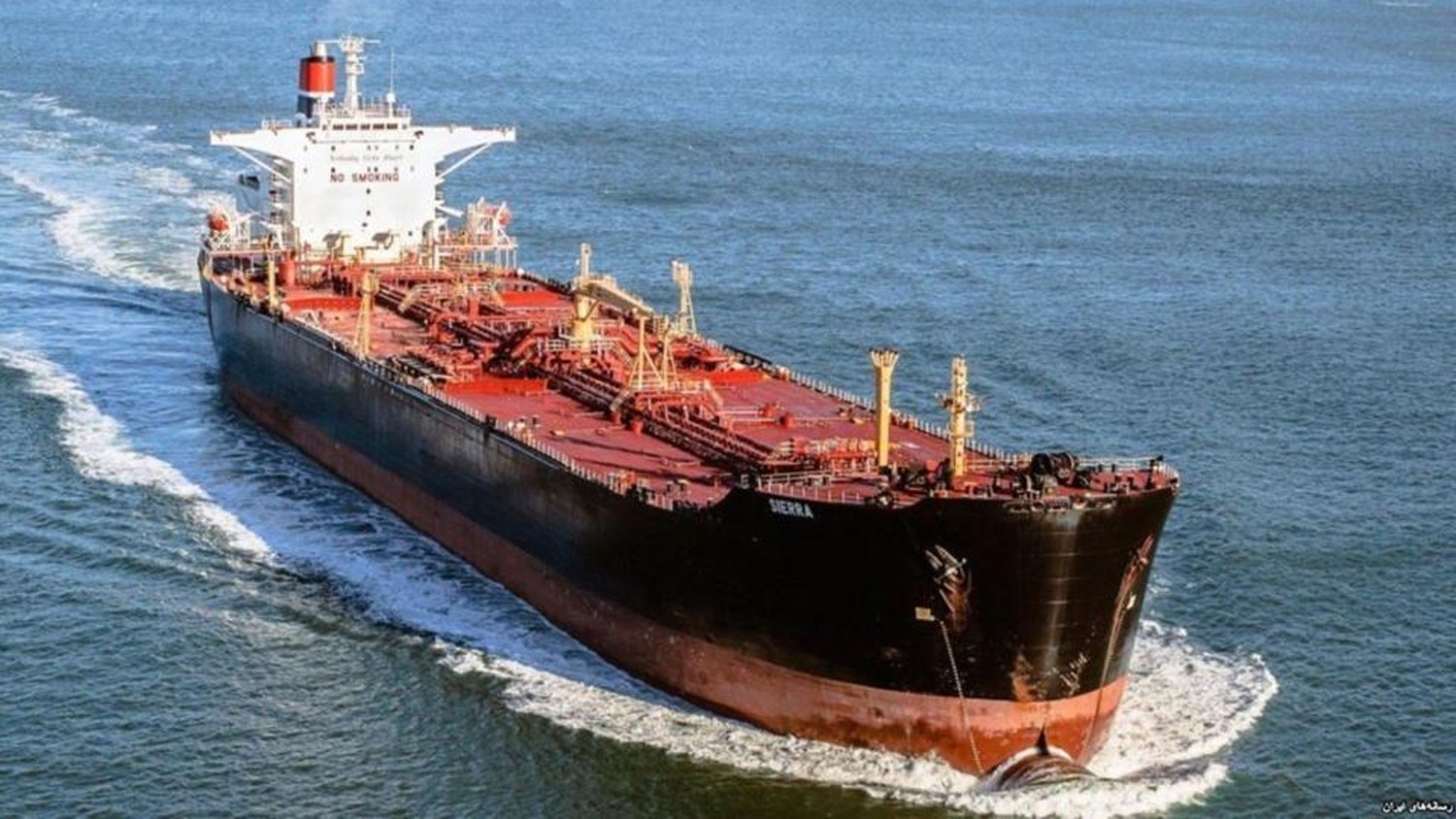 إيران تستبق العقوبات على نفطها بتهريبه بـ"سفن الأشباح"