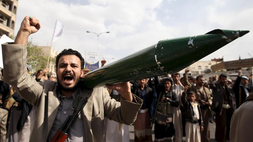 آلاف موظفي اليمن مهددون بالطرد.. وتحذير من "الحوثنة"