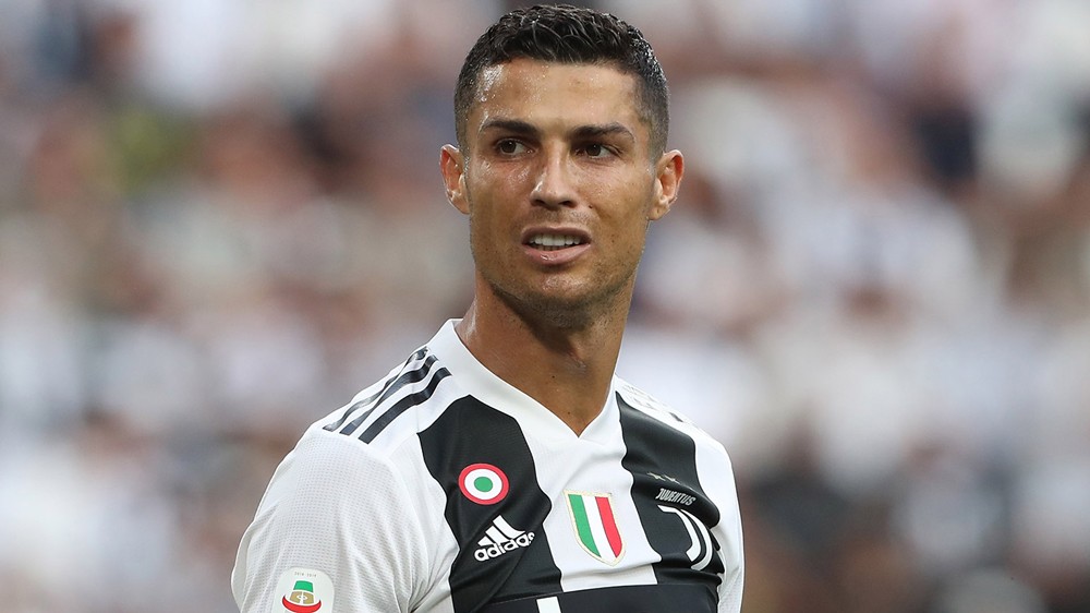رونالدو "ينقذ" أحد المعجبين ويكمل "جميله"