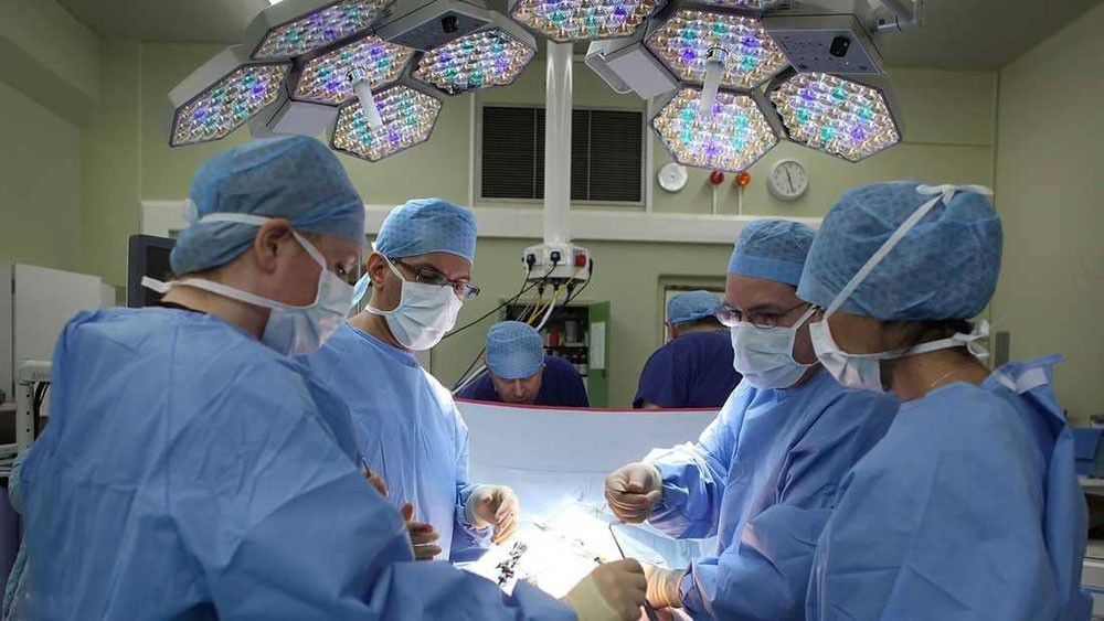لأول مرة في بريطانيا.. جراحة معقدة لجنين داخل بطن أمه
