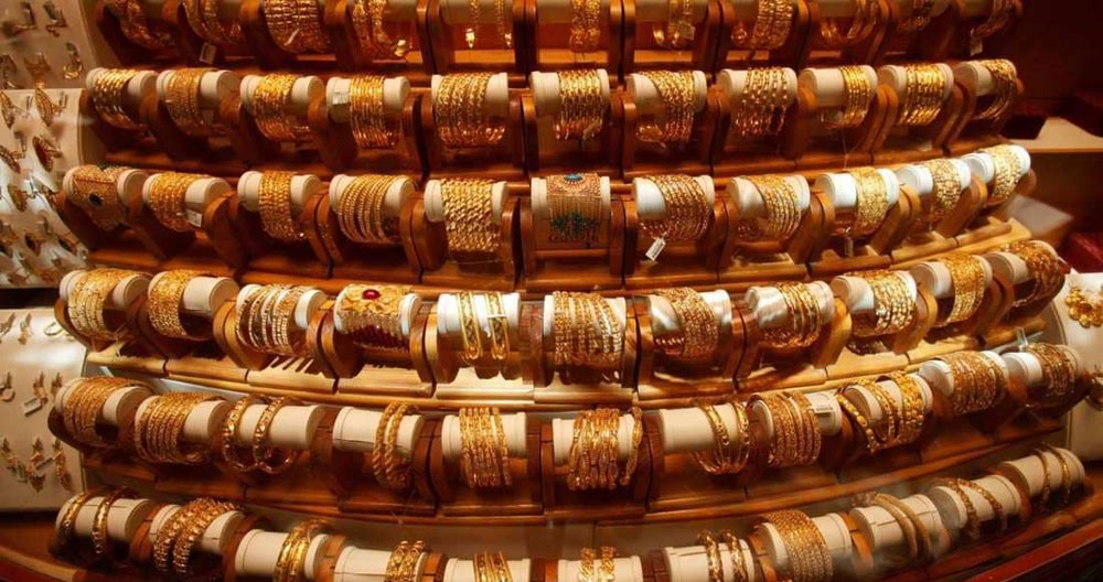 الذهب ينخفض مع تراجع الإقبال بفعل صعود الدولار