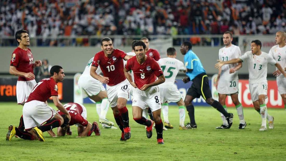 مدرب الجزائر يفجر مفاجأة مذهلة بشأن "رباعية مصر" في 2010