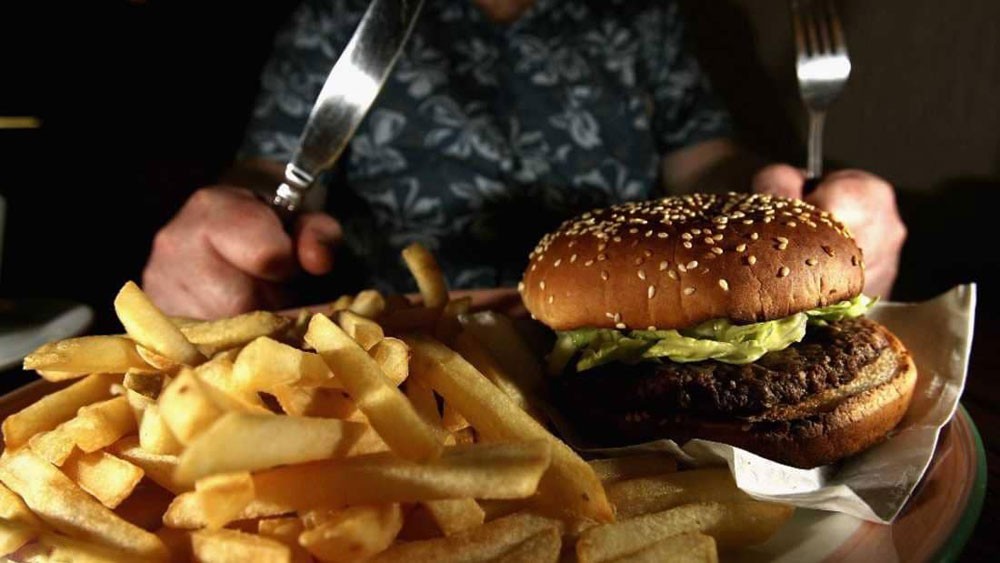أغذية ضارة ينصح بتجنب تناولها في المطاعم