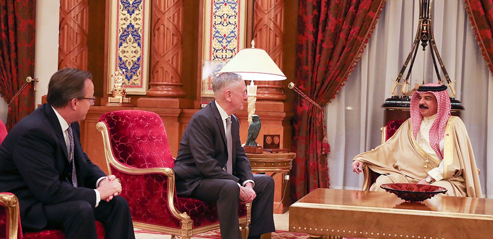 جلالة الملك المفدى يستقبل وزير الدفاع الامريكي