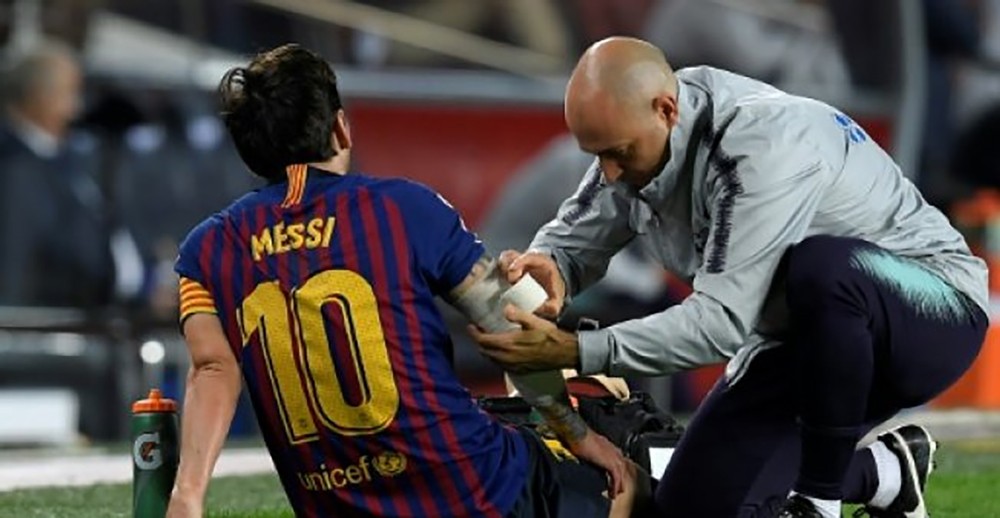 مشجعو برشلونة في مواجهة خيبة غياب ميسي عن الكلاسيكو