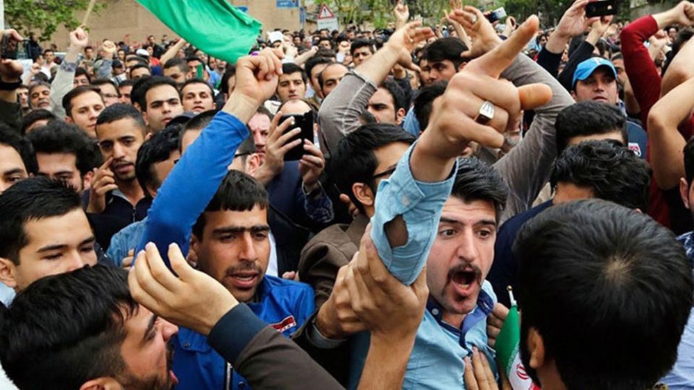 الحفاة سيطيحون بالنظام إن تمردوا