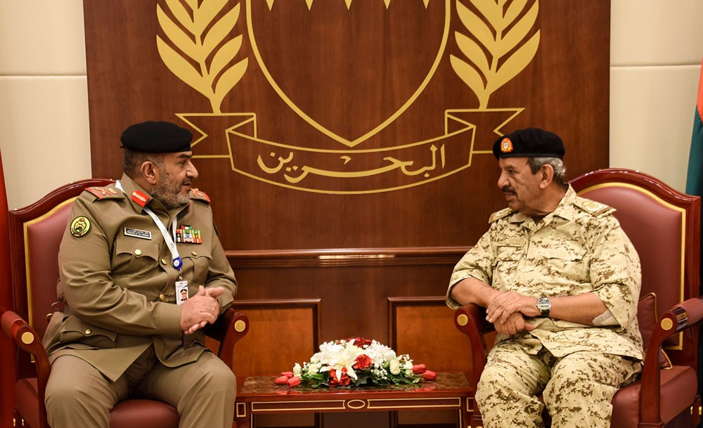 القائد العام يستقبل آمر القوات البرية بالجيش الكويتي