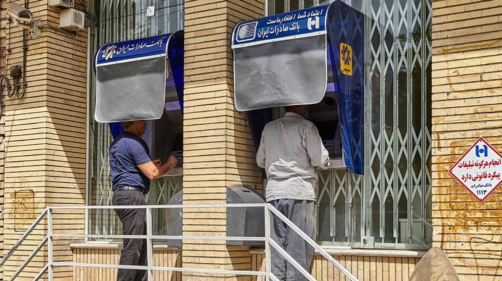بعد "سفن الأشباح"..إيران قد تخترق البنوك بكيانات مشبوهة