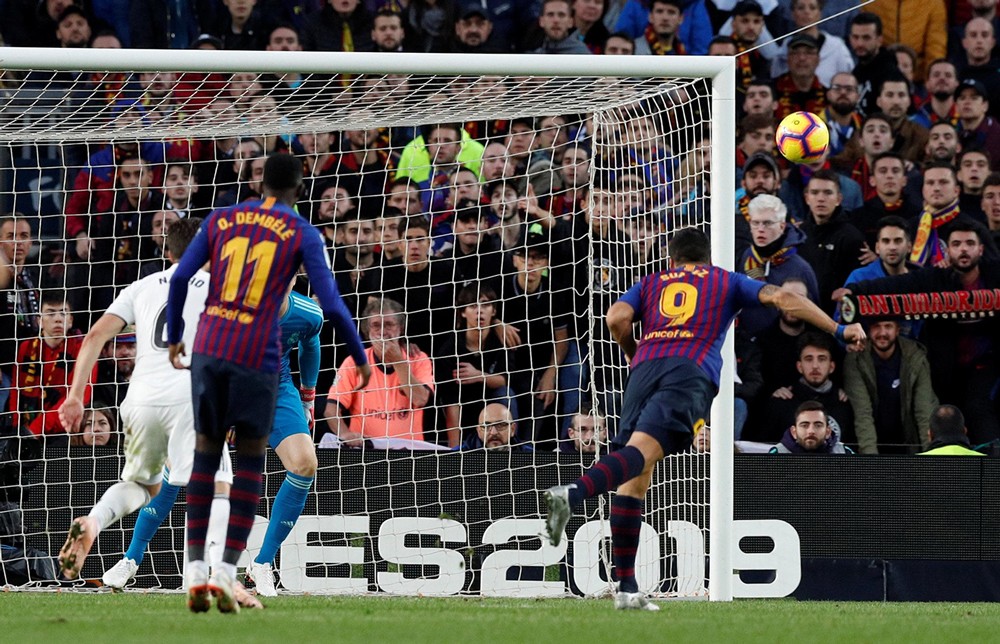 برشلونة يذل ريال مدريد بخماسية في "كلاسيكو الأرض"