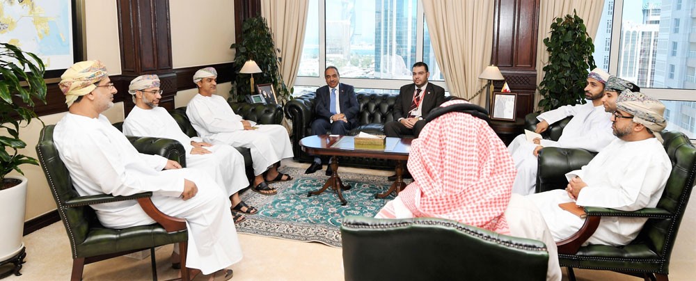 خلف يبحث مع وفد بلدية مسقط الخدمات البلدية الالكترونية